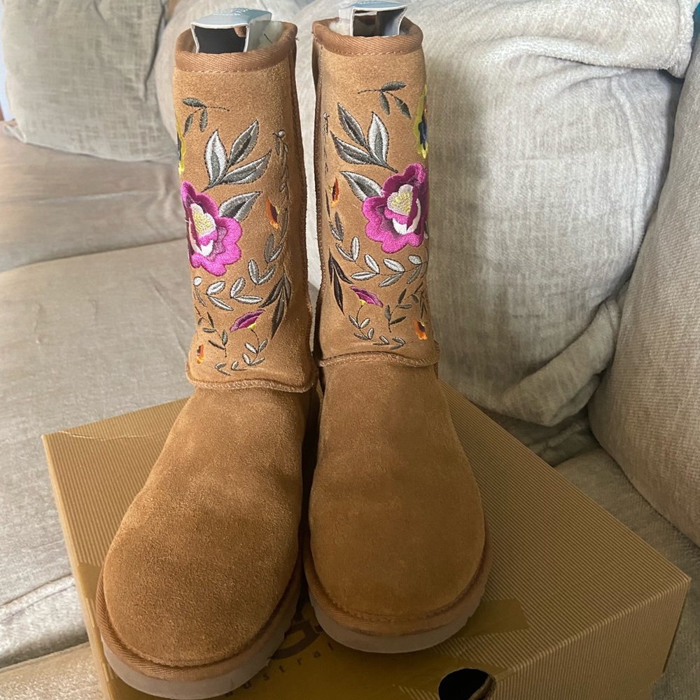 Size 9 Juliette UGG boots. Runs small, fits more like an 8. Worn 1 time.